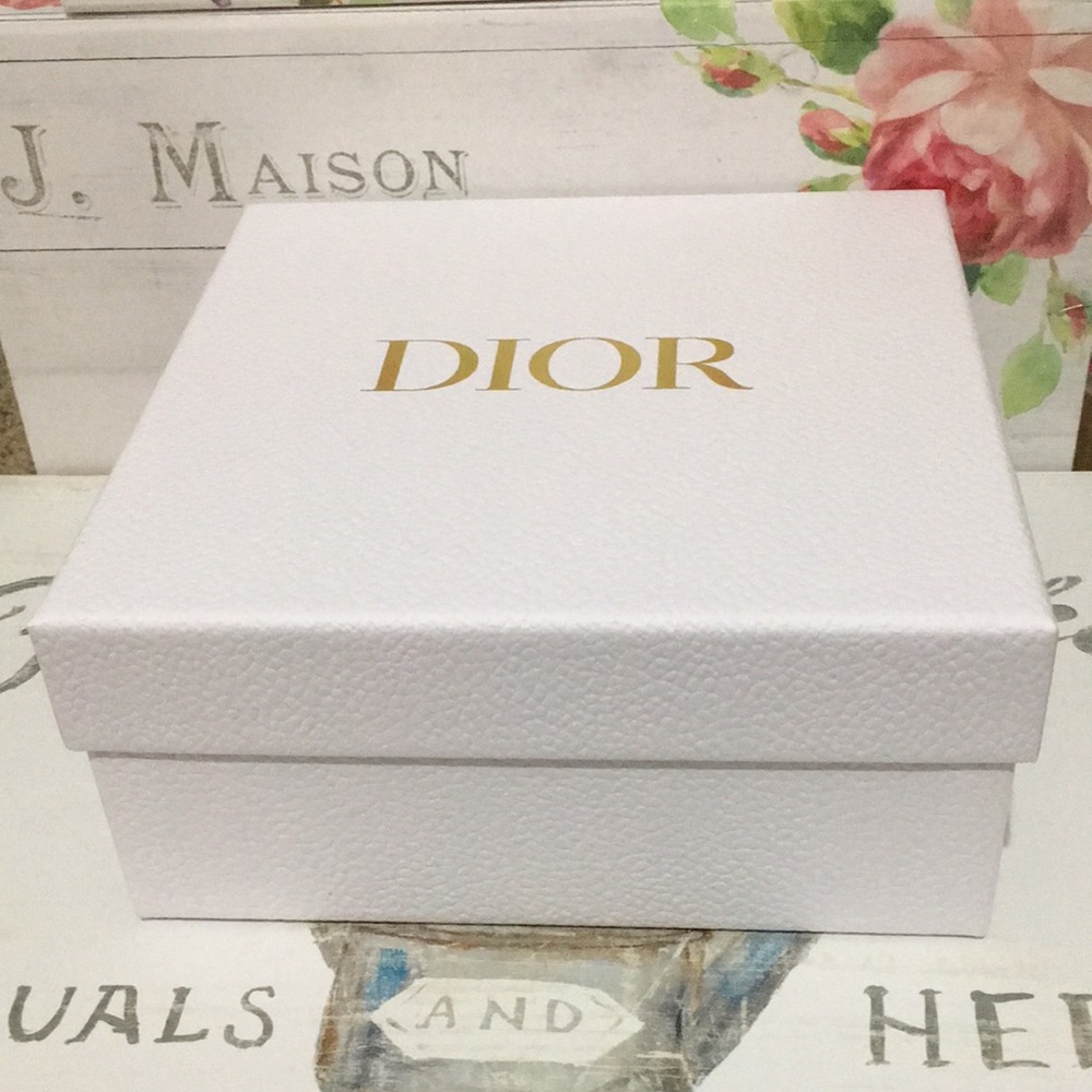 Brand New! DIOR Red White & Gold Medium Gift Box/Tissue/Envelope & Ribbon! π - Picture 7 of 12